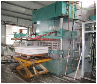Automatic molding equipment